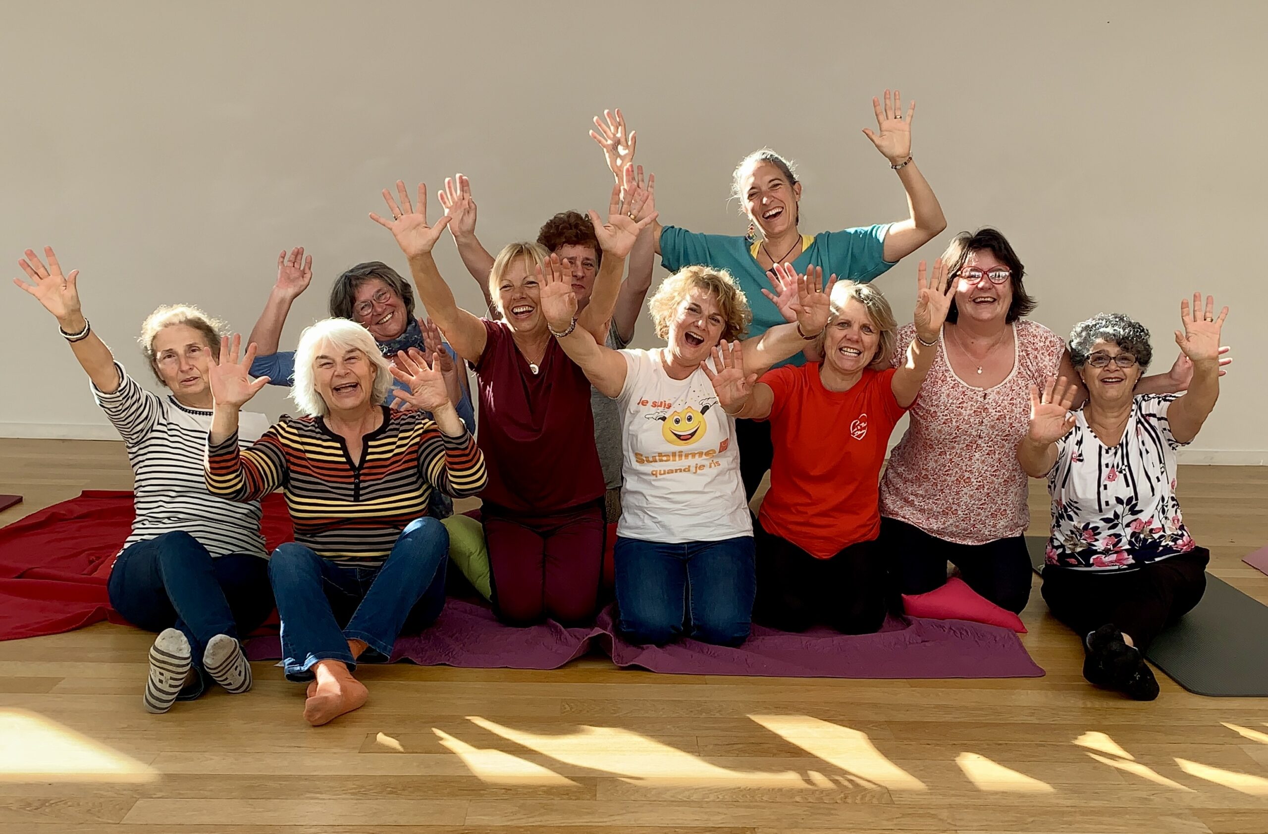 Personnes pratiquant le yoga du rire avec Joëlle Pradeau à Libourne