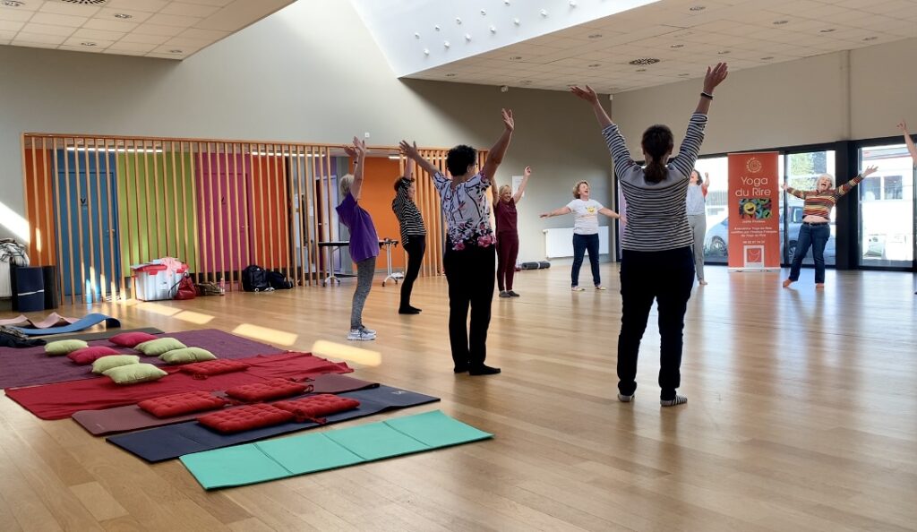 Photo de groupe pratiquant le Yoga du rire avec Joëlle Pradeau à Libourne