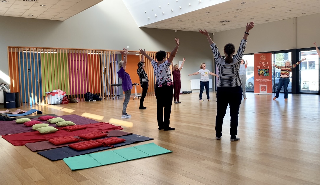 Photo de groupe pratiquant le Yoga du rire avec Joëlle Pradeau à Libourne