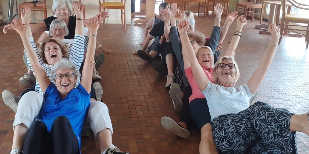 Plusieurs pratiquant des séances du yoga du rire animé par Joëlle Pradeau à Libourne