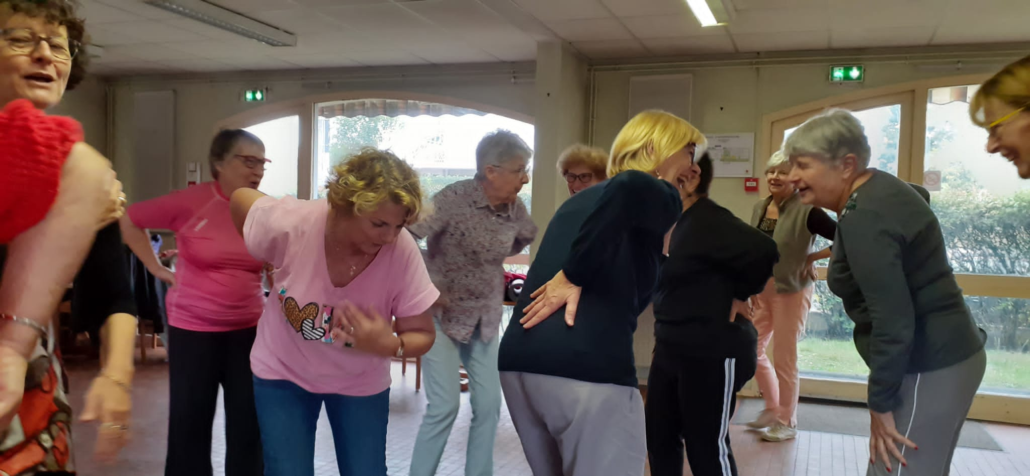 photo d'un groupe de personnes assistant a une séance du yoga du rire dispensée par Joëlle Pradeau à Libourne